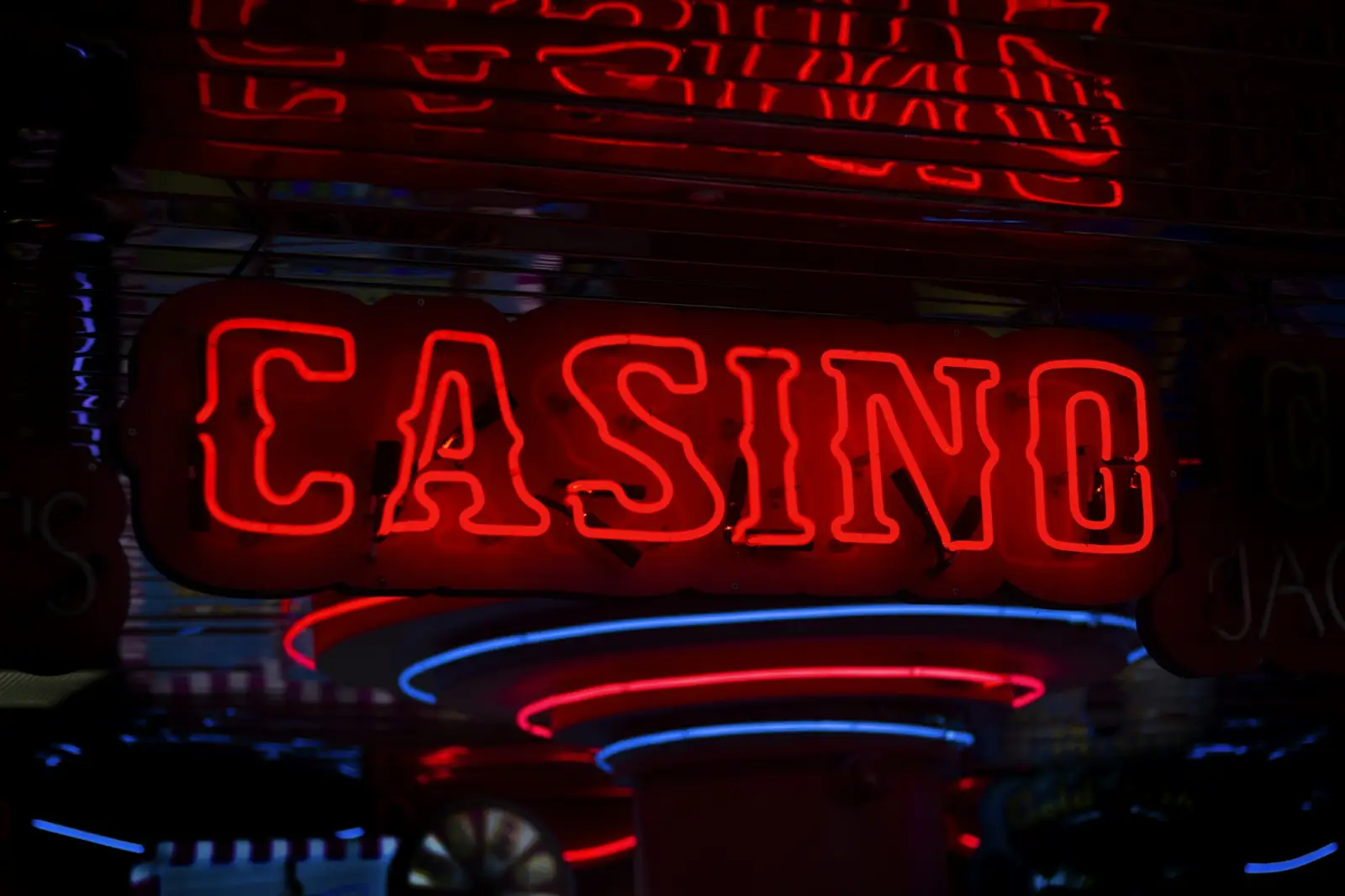 Papan neon merah bertuliskan casino menyala di malam hari