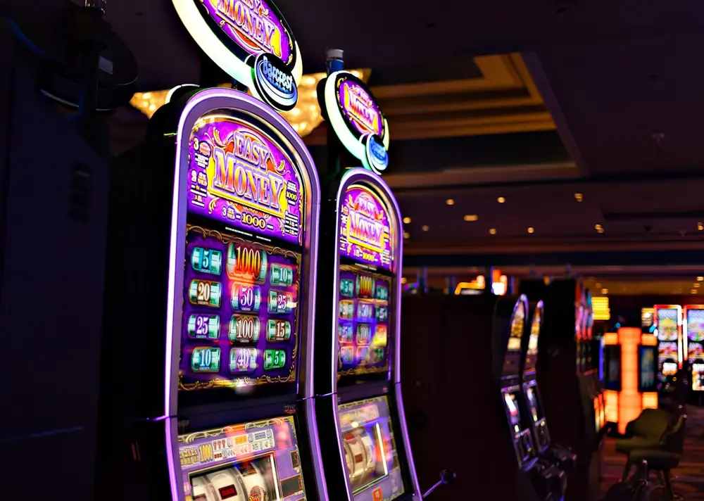 Rangkaian mesin permainan arcade yang menyala